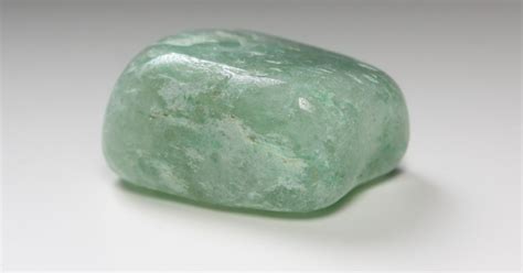  Jadeite -  Mỗi Tinh Thể Là Một kiệt Tác Của Thiên Nhiên: Ứng Dụng và Sản Xuất Trong Các Ngành Công Nghiệp Nâng Cao!